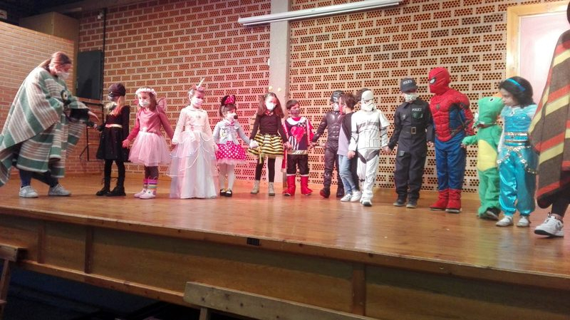 Niñas y niños participaron en el desfile de disfraces para celebrar el Carnaval 