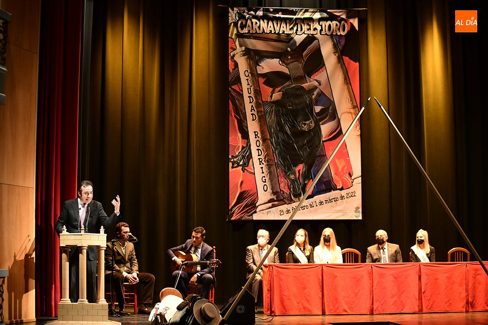 José León se deja el alma en su lírico y sentido pregón para la Peña El Caballo