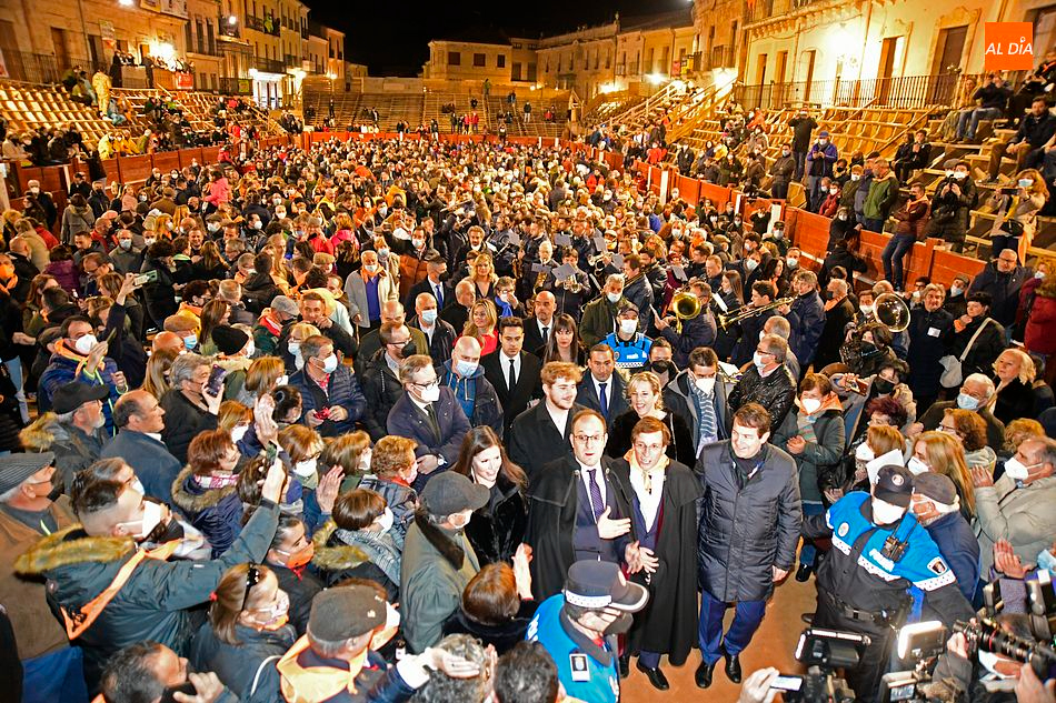 Multitudinaria bienvenida a Almeida, que animó a disfrutar de una celebración doble
