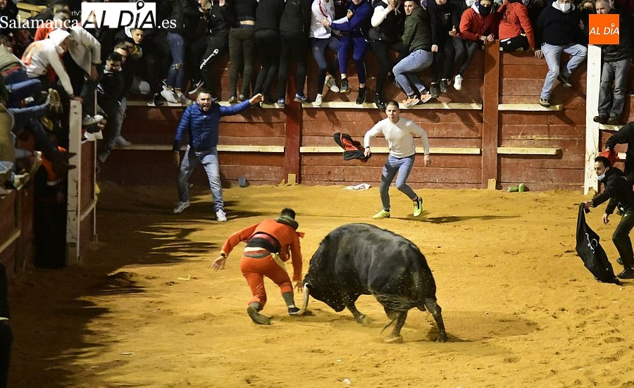 Gran ambiente en una capea nocturna con ciertos momentos de peligro