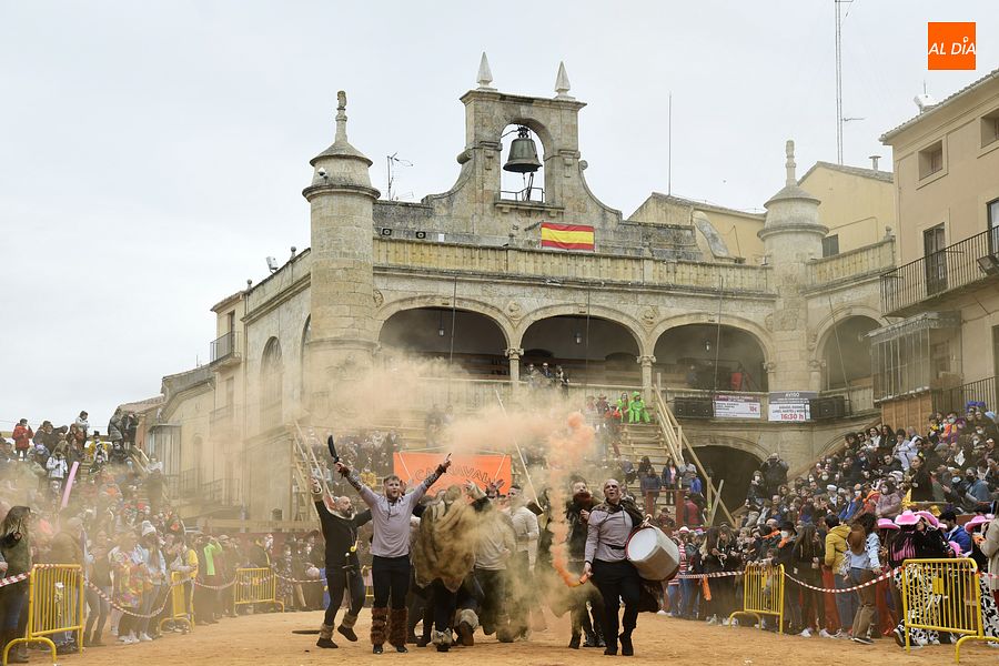 Abejas por partida doble, guerreros o vikingos protagonizan el reducido desfile de disfraces