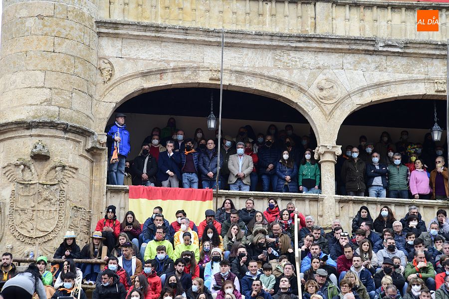 El coso taurino guarda un respetuoso minuto de silencio en los prolegómenos del Festival