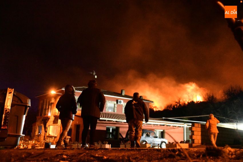 Declarado un incendio forestal en el entorno de Monsagro que amenaza varias viviendas