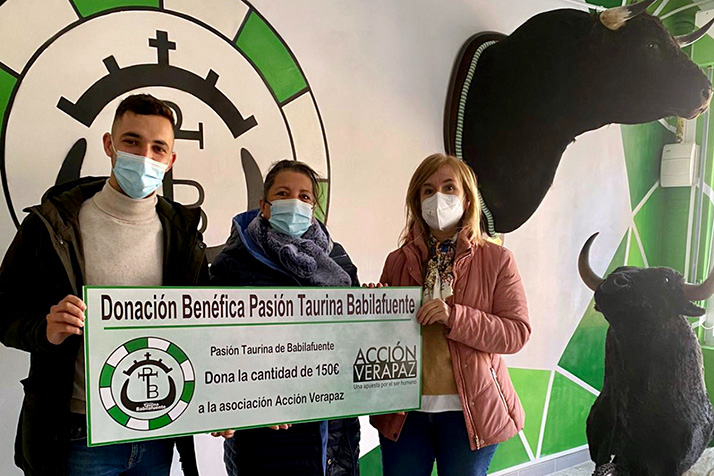 Pasión Taurina Babilafuente hace entrega de la recaudación de su campaña solidaria al colectivo Acción Verapaz