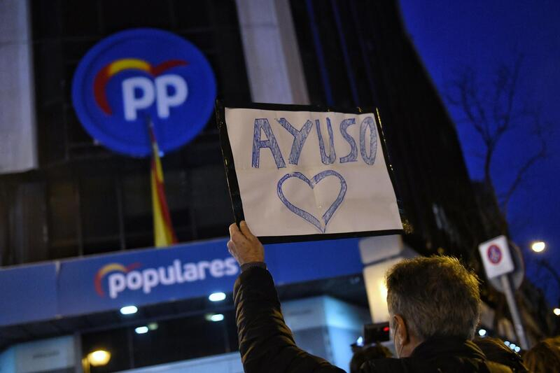 Segunda jornada de concentración frente a Génova en apoyo a Ayuso con gritos de Casado fracasado