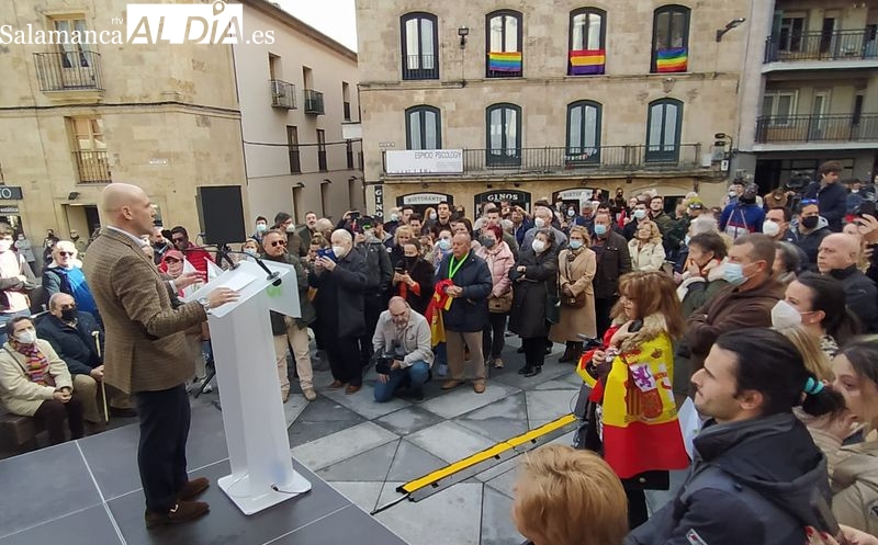 Dos banderas LGTB y una republicana frente al acto de Vox en la plaza del Ángel