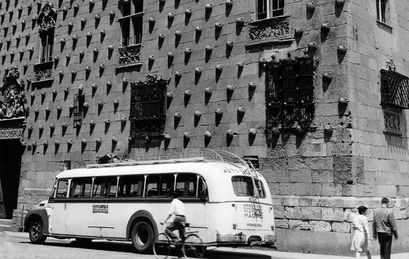 Cuando los autocares circulaban junto a la Casa de las Conchas