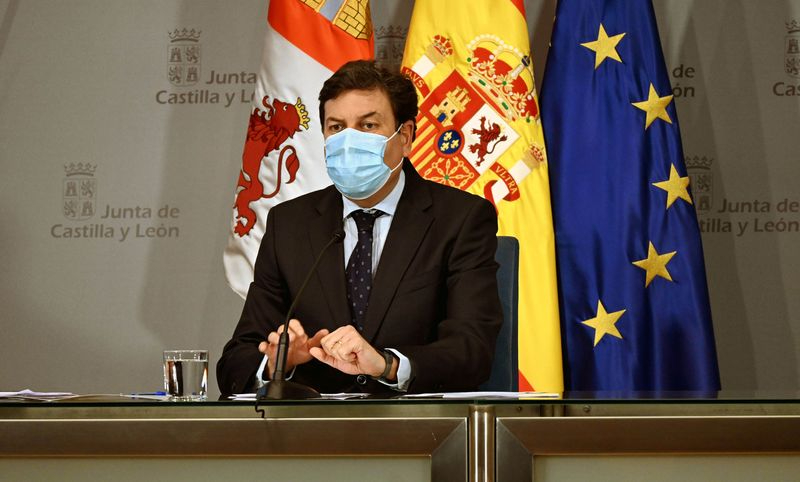 Castilla y León no elimina mascarillas en los patios de colegios, hasta que lo aclare el Gobierno