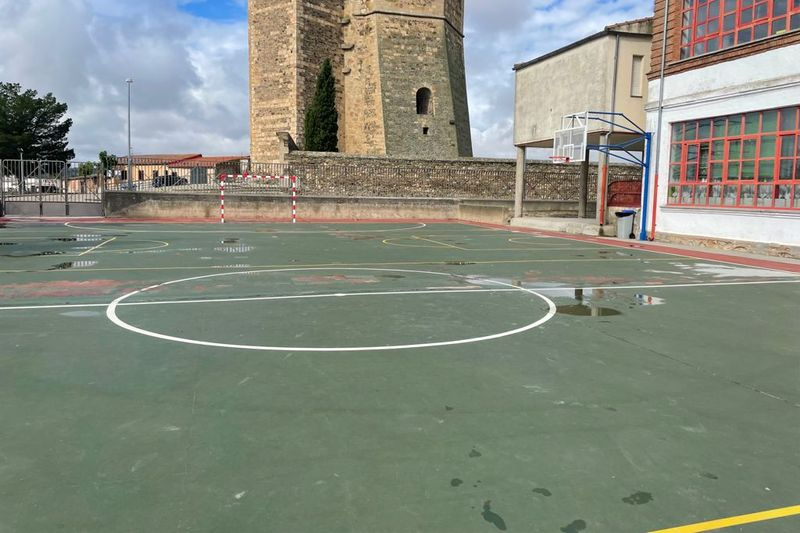 El Ayuntamiento de Alba de Tormes renovará la pista deportiva del CEIP Santa Teresa