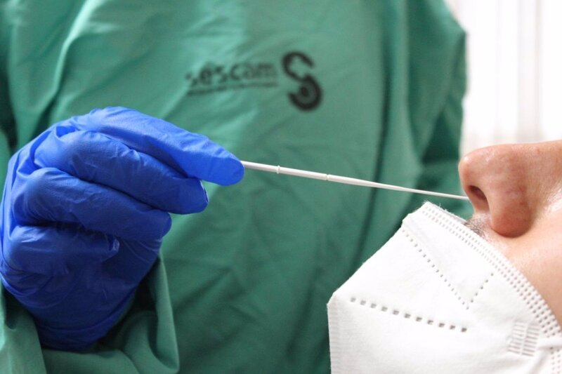 España suma 49.004 casos y 389 muertes, mientras la incidencia baja hasta 1.461