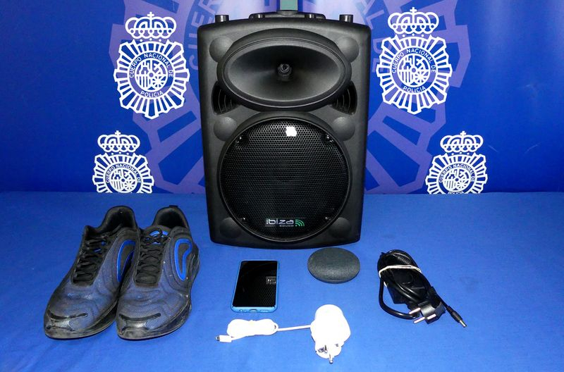 Duerme en la casa de unos amigos en Salamanca y les roba tres altavoces, el móvil y unas zapatillas de deporte