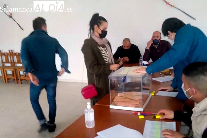 Normalidad, goteo de electores en los colegios y algún estreno en las votaciones marcan la jornada electoral en Las Villas