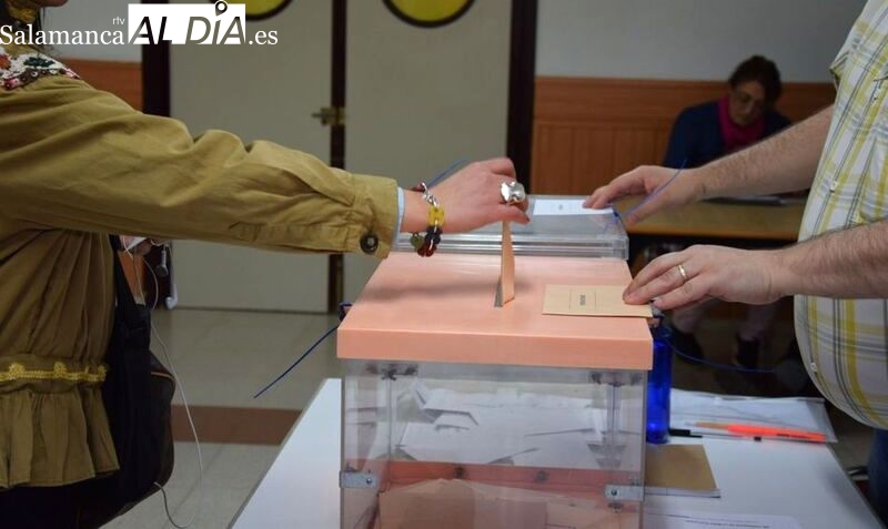 Mañueco tendría que pactar para gobernar en Castilla y León, según la encuesta encargada por la SER y El País