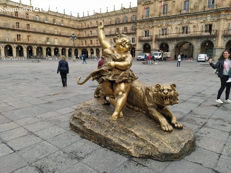 Sigue abierta la investigación del robo del abanico de Xu Hongfei en la Plaza Mayor