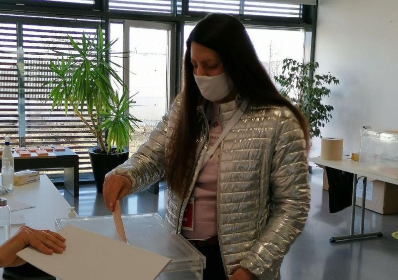 Verónica Santos, candidata de España Vaciada, acude a votar