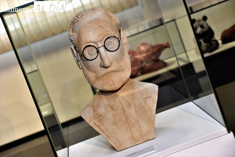 Bellas cerámicas y esculturas sorprenden a los visitantes del Ayuntamiento de esta localidad salmantina