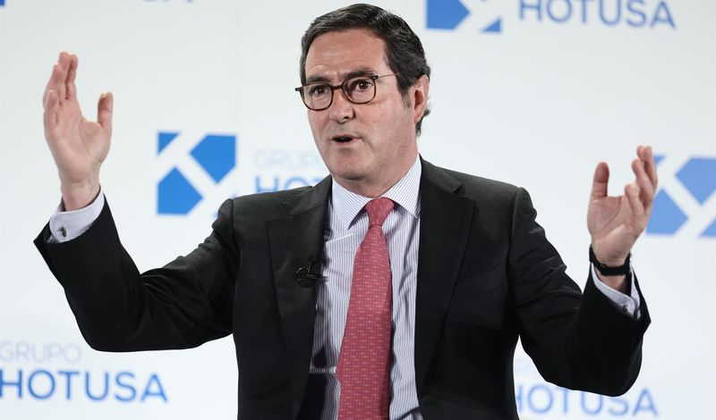 CEOE y Cepyme rechazan por unanimidad subir el salario mínimo a 1.000 euros