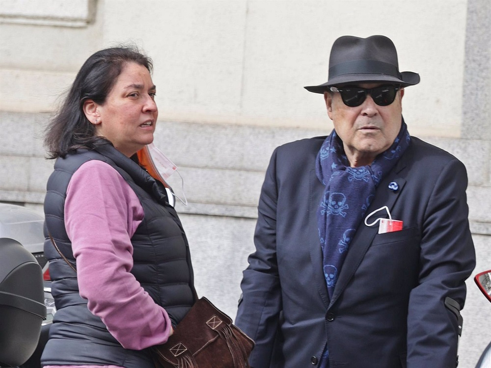 Antonio Resines sale de su casa para acudir a una revisión: Está todo bien, poco a poco