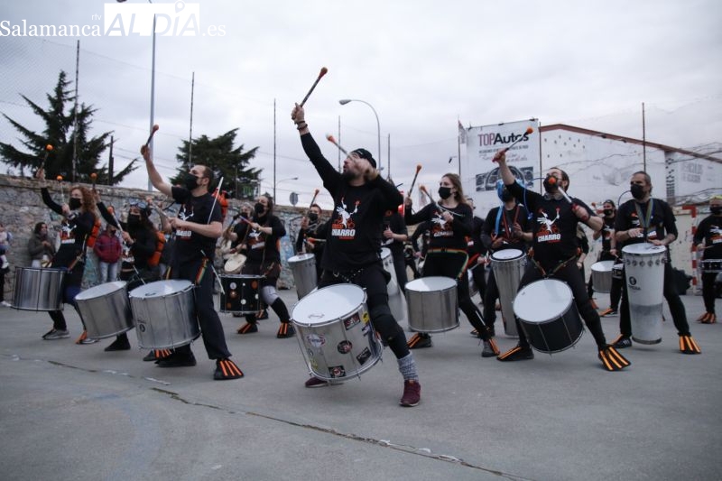 El barrio de Garrido disfruta de una espectacular tarde de carnaval protagonizada por la batucada de Blocco Charro