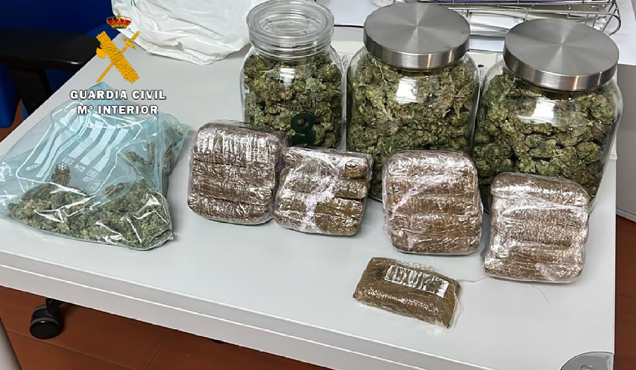 Descubren bajo el asiento de un coche 651 gramos de marihuana y cerca de 2 kilos de hachís