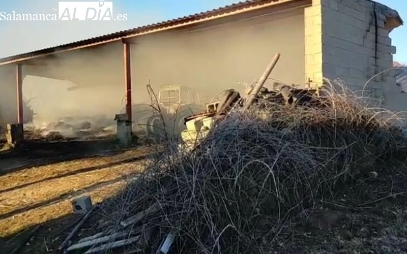 El incendio dejaba calcinado el tractor y pacas de forraje almacenadas en el interior