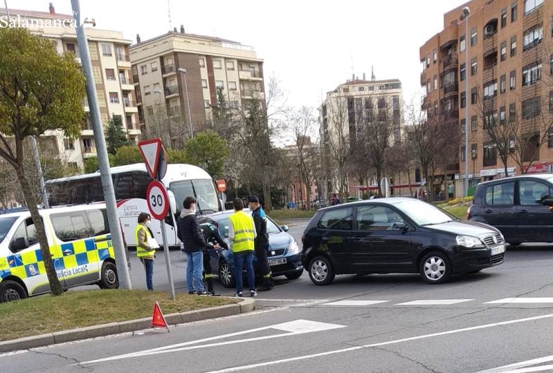Colisión de un camión y un turismo en al Glorieta Brigada del Jarama