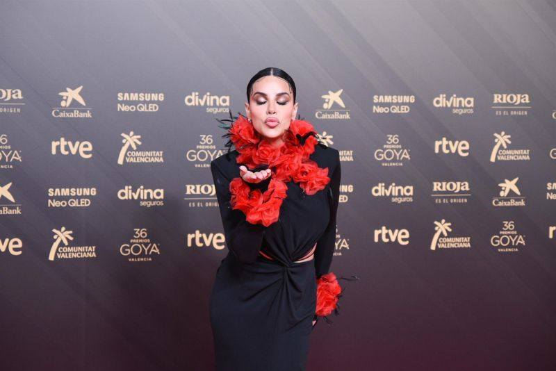 Nominados e invitados, felices de reencontrarse en la alfombra roja, sacan pecho por los españoles en los Oscar