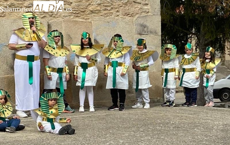 Los niños de Monleras inician el carnaval en el colegio