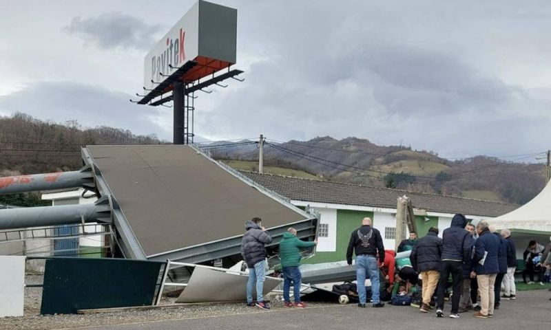 Un fallecido al caerle una torreta de iluminación en el campo del Lenense