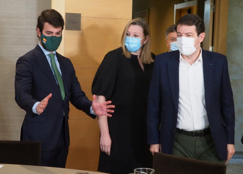 Mañueco mantiene intención de gobernar en solitario pero no marca líneas rojas tras una reunión agradable con Vox