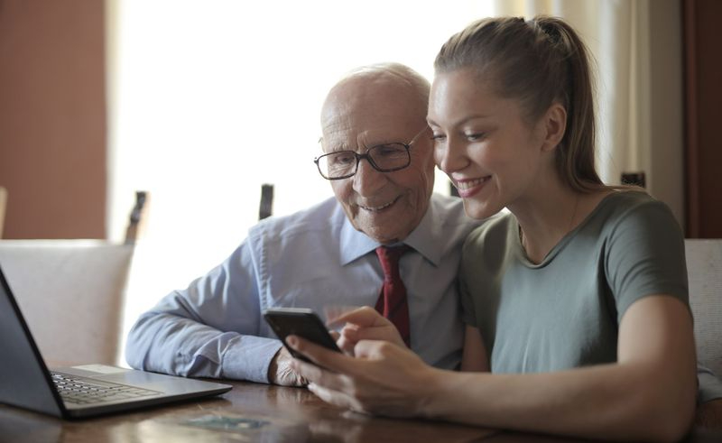 La Junta pone en marcha talleres para ayudar a los ciudadanos a utilizar la banca online de forma segura