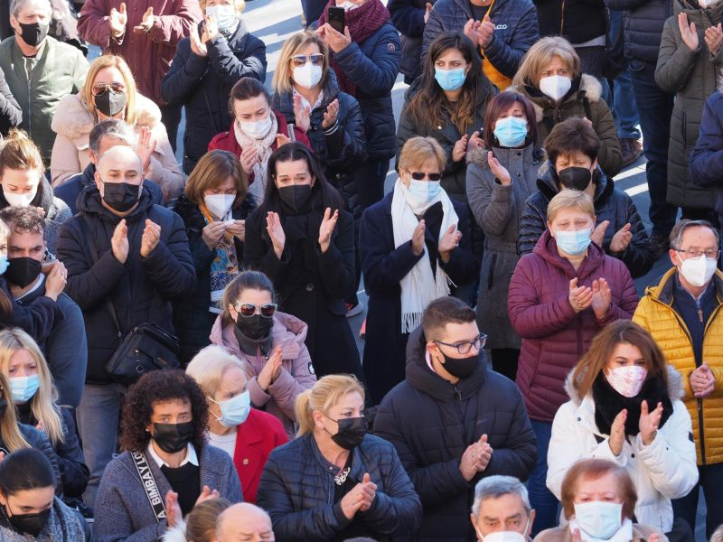 Varios cientos de personas comparten en silencio en Traspinedo el dolor por la muerte de su vecina Esther López