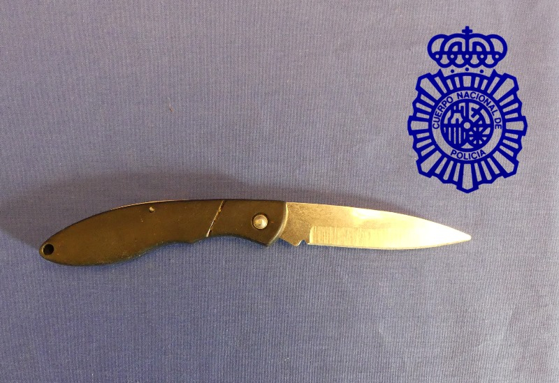 Asalta a dos jóvenes con una navaja en la avenida Filiberto Villalobos para robarles una tarjeta, un mechero y una dos euros