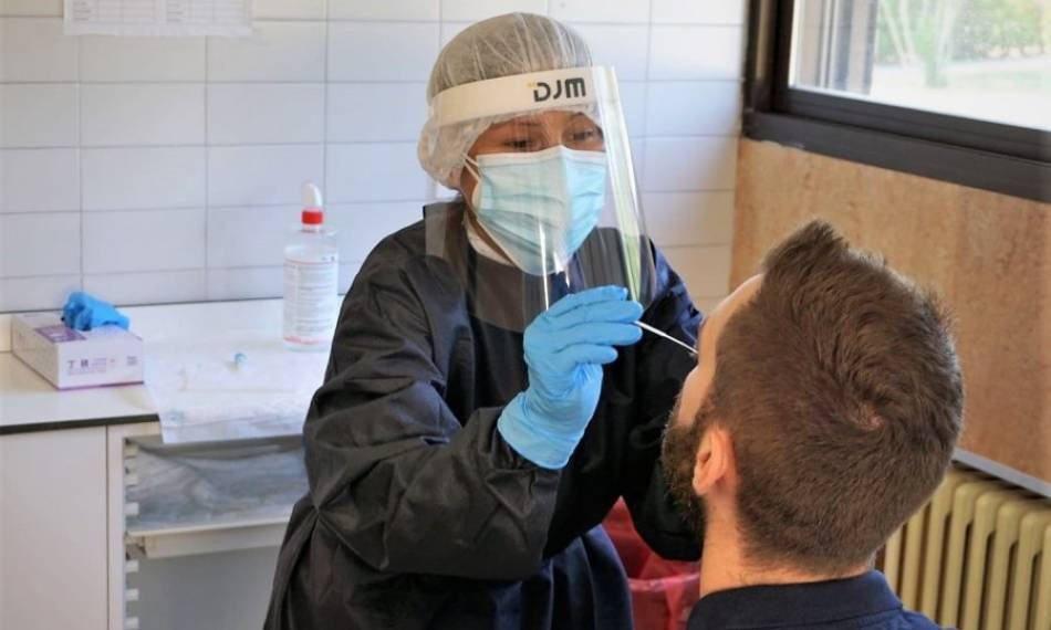 Los investigadores han descubierto un mecanismo que podría explicar por qué los pacientes con COVID-19 pierden el sentido del olfato