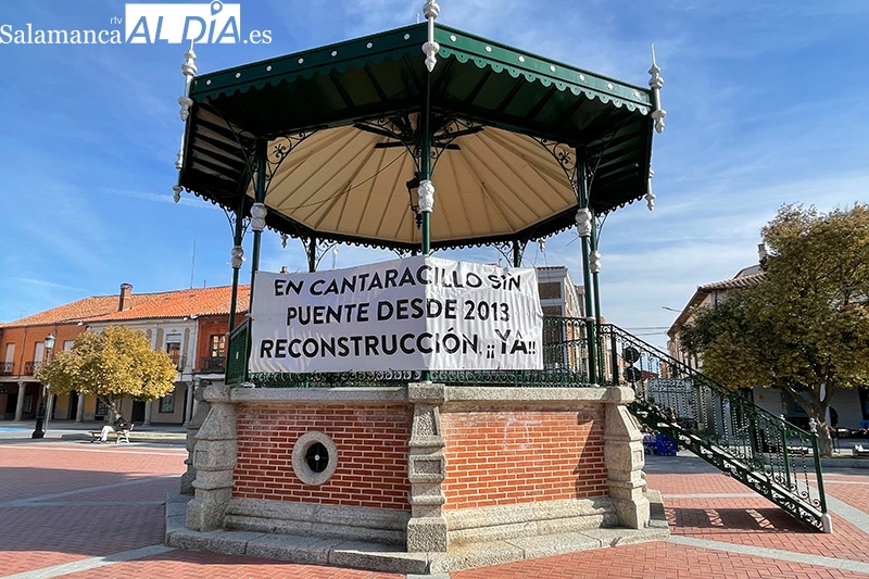 Una gran pancarta recuerda en el Templete que en Cantaracillo sin puente desde 2013 reconstrucción ya 