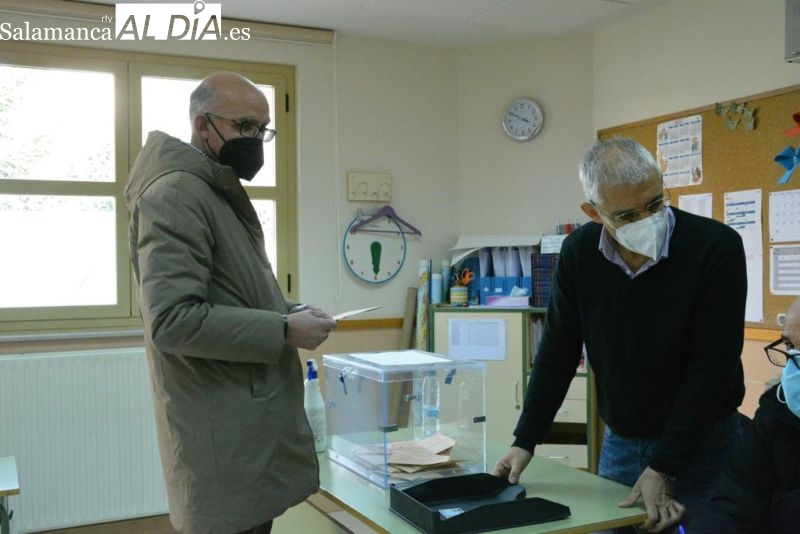 José Vicente Delgado, cabeza de lista de Podemos, acude a las urnas