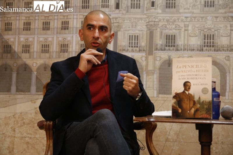 El científico y escritor Raúl Rivas recibe a su público en la librería Santos Ochoa