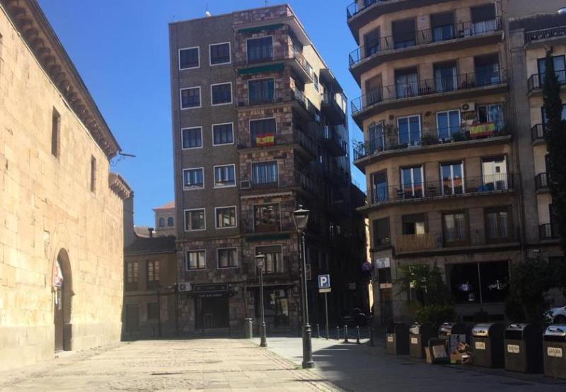 Roba el bote de propinas de un bar de la plaza San Juan Bautista