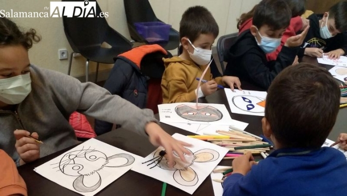 Los animales de Las Arribes protagonizan el taller de máscaras del Torreón de Sobradillo
