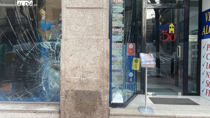 Susto en la Gran Vía por la colisión de un camión sin control con tres vehículos estacionados y dos escaparates