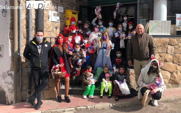 Los más pequeños de Villarino celebran el Carnaval con un desfile de disfraces