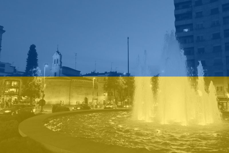 El Ayuntamiento de Salamanca ilumina la fuente de la Puerta Zamora con los colores de la bandera de Ucrania