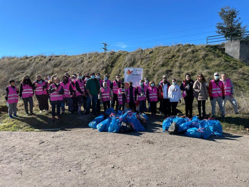 Más de 30 personas participan en la recogida de residuos en el ‘Volcán de Garrido’