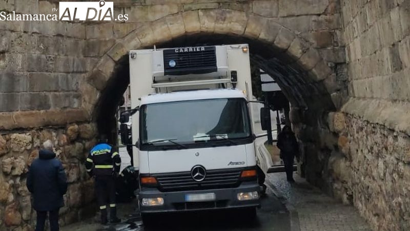 Un camión se queda encajado bajo este histórico puente salmantino