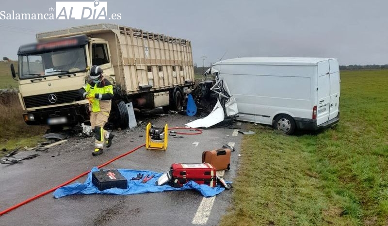 Espectacular colisión en la carretera de Sando a Aldehuela de la Bóveda