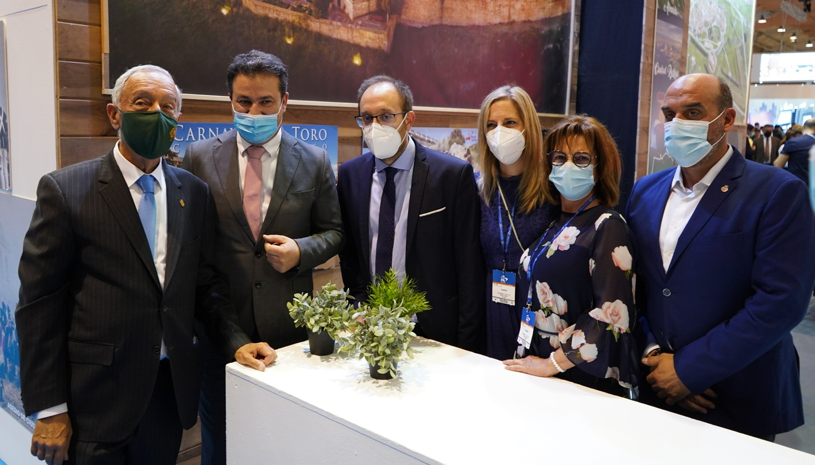 El presidente de Portugal se acerca al stand de Miróbriga en el inicio de la Bolsa de Turismo de Lisboa