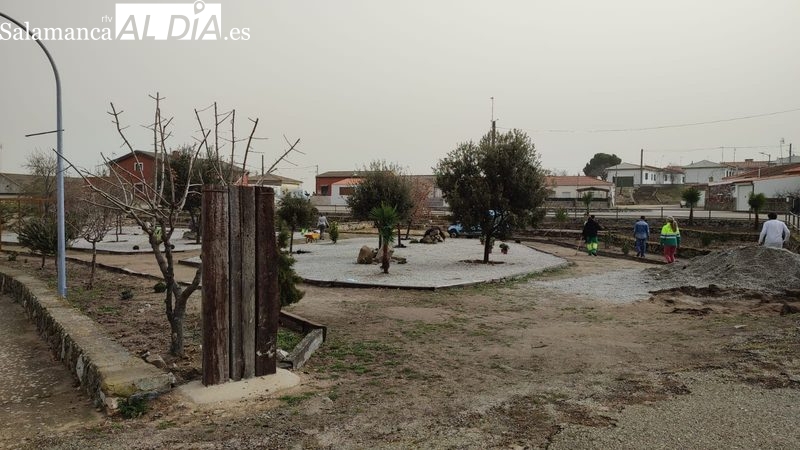La plaza de Santa Catalina en Villarino cobra nuevo aspecto gracias al taller de jardinería