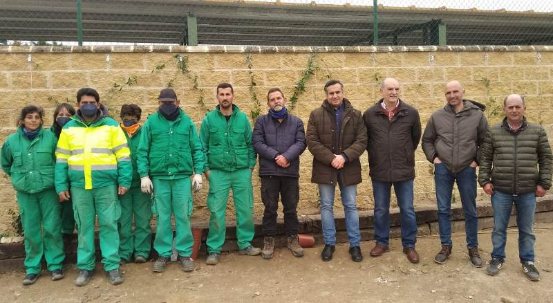 Ocho desempleados toman parte en una acción formativa en jardinería en La Fuente de San Esteban