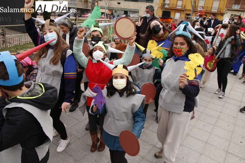 Desfile de colorido y creatividad en la plaza de la Concordia
