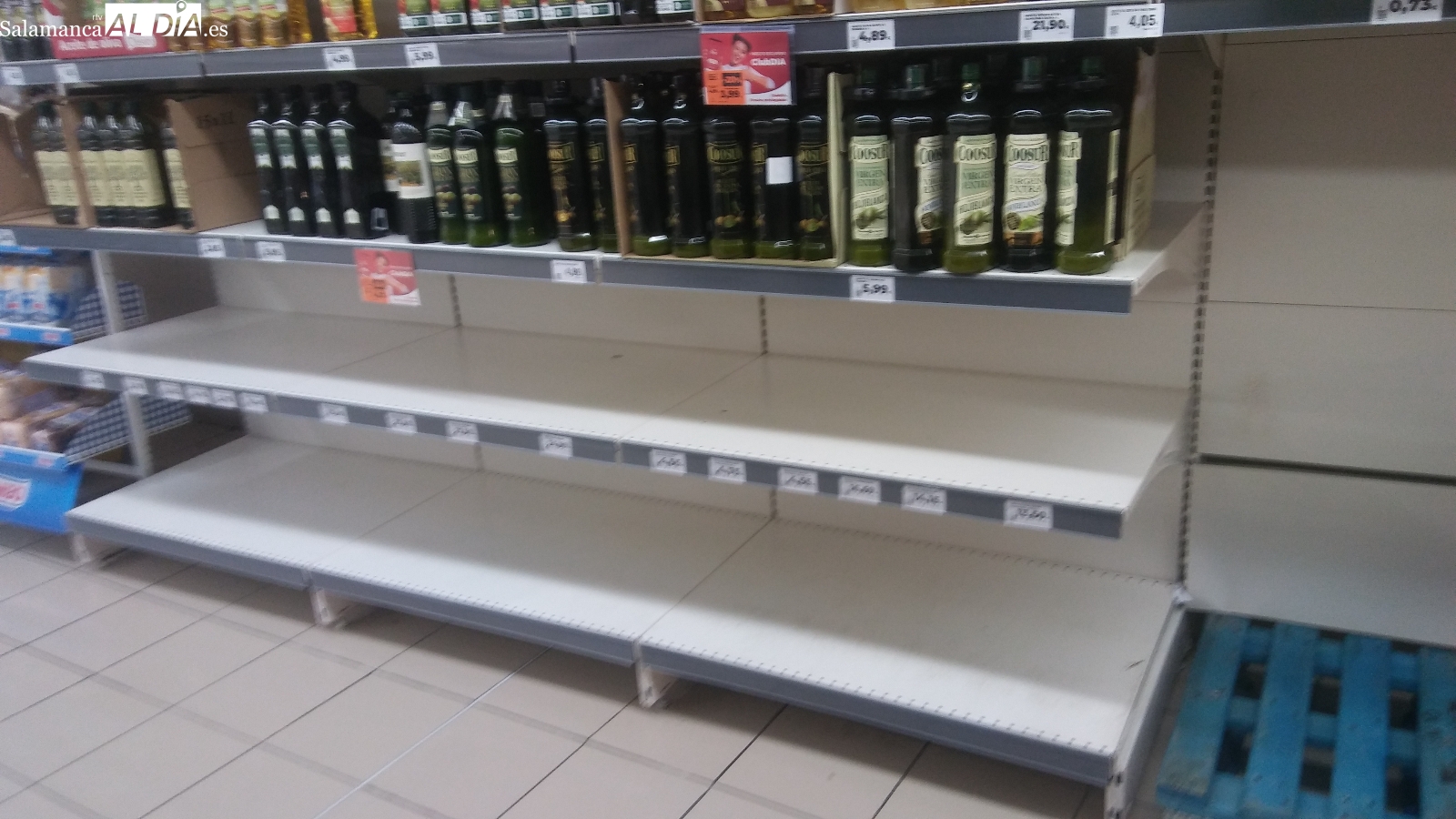 La escasez de aceite de girasol persiste en los supermercados de Salamanca mientras se duplica su precio 